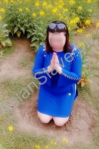 A girl is kneeling on the ground, begging her owner for forgiveness!